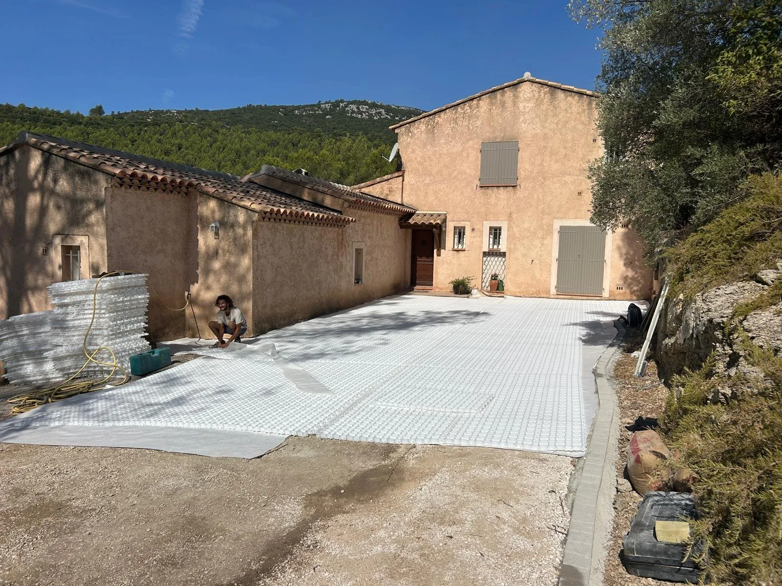 Dalles alvéolées posées sur toute la cour d’une bastide, avant le gravier